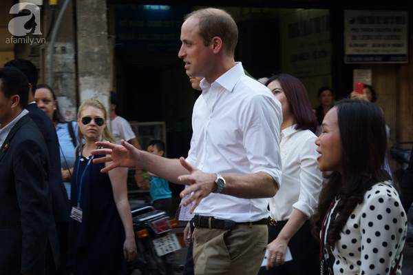 Ông vừa đi vừa trò chuyện với cả đoàn.