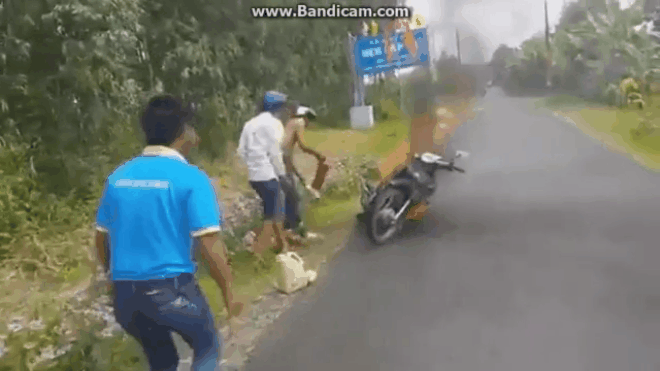 Không biết dùng bình cứu hỏa, 3 nam thanh niên ngậm ngùi nhìn xe máy bị lửa thiêu rụi Ảnh 2