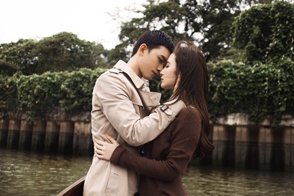 Cả hai dành cho nhau những ánh mắt và cử chỉ tình tứ không khác gì những cặp đôi thật sự.