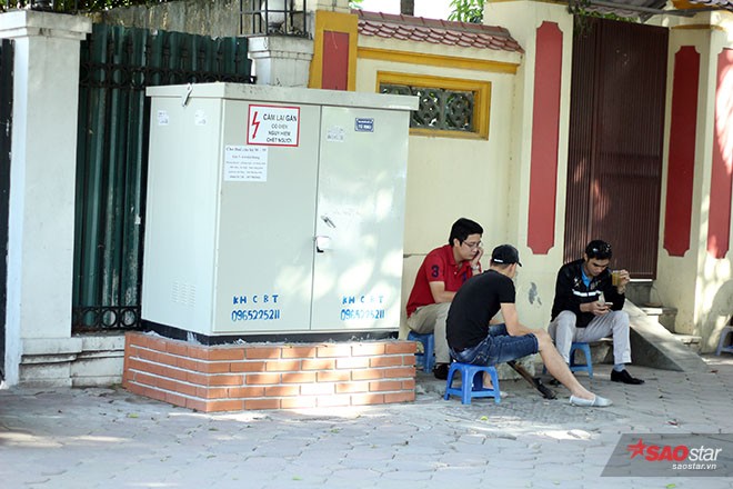 Mặc dù có cảnh báo cấm lại gần nhưng người dân vẫn vô tư uống trà đá ngay bên cạnh.