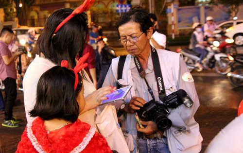 ...còn giờ đây, mỗi ngày vài tấm cũng là một niềm vui. Đa số người chụp ảnh dạo còn trụ lại với nghề bởi niềm đam mê. 