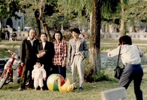 Trước những năm 2000 là thời điểm cực thịnh của nghề nhiếp ảnh dạo, đặc biệt vào dịp Tết đến, có khi mỗi ngày, người thợ ảnh chụp được cả trăm bức hình. 