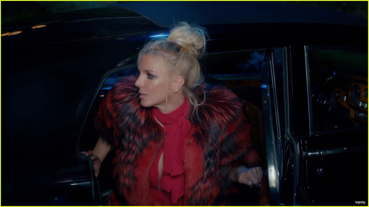 Bộ cánh đỏ sang chảnh mà Britney khoác lên mình khi bước ra đầy quyền lực.