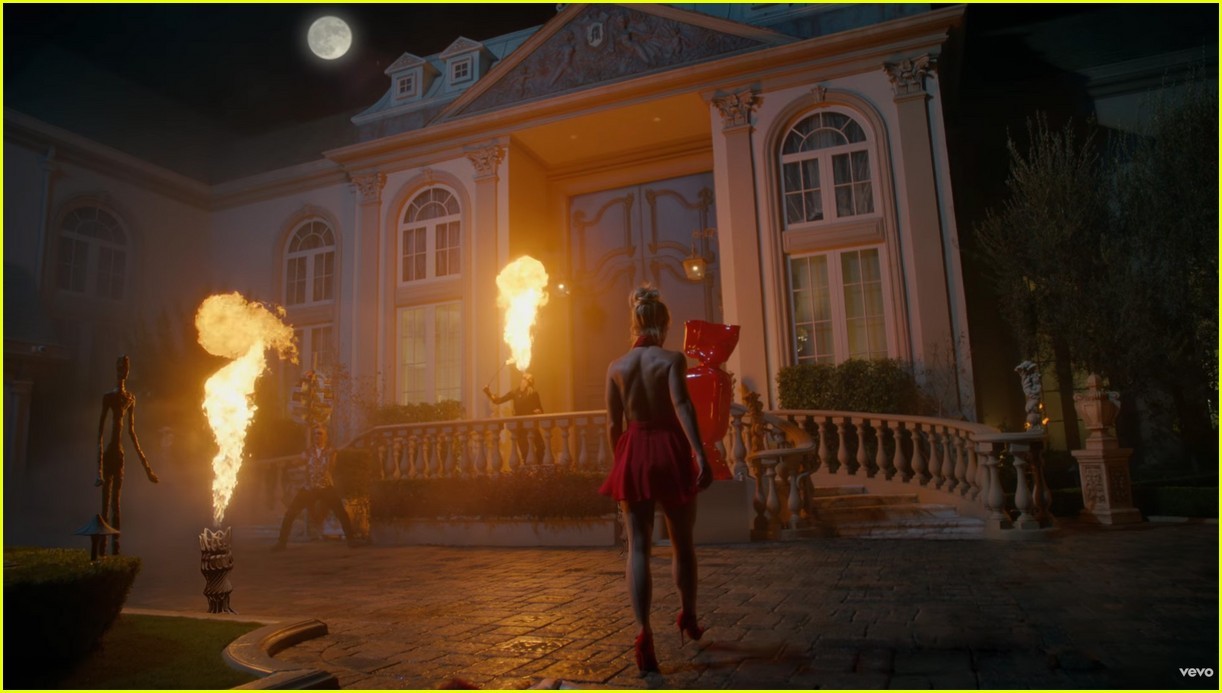 Cô sải bước vào toà biệt thự cao cấp.