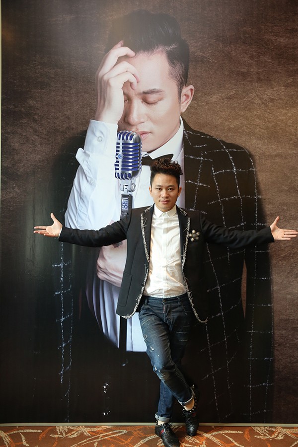 Tùng Dương In the spotlight: Giao thoa diễn ra vào lúc 20h, ngày 9/12 tại Cung Văn hóa Hữu nghị Hà Nội.