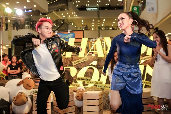 Cả hai còn thích thú nhảy điệu nhảy Chạy đi rồi tính và tái hiện một phân cảnh tại trại cừu.