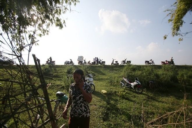 "Dọc con đê xã Tứ Kỳ có nhiều hộ gia đình làm nghề bắt rươi nhưng việc thu gom không phải dễ. Tôi đứng xếp hàng từ 10h đến 14h mới thu mua được 30kg" chị Thanh lái buôn ở Hà Nội cho biết.