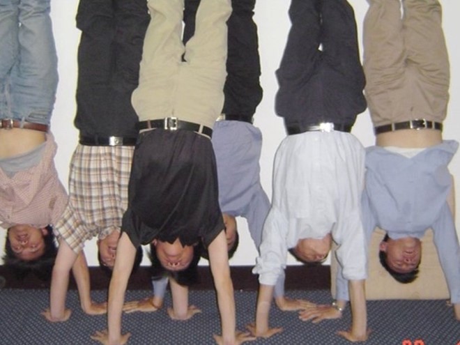 Vị tỷ phú luôn duy trì không khí vui vẻ tại Alibaba. Khi công ty lần đầu tiên thu được lợi nhuận, Ma phát cho mỗi nhân viên một lọ Silly String để ăn mừng. Đầu năm 2000, khi công ty quyết định xây dựng Taobao, cạnh tranh với eBay, nhóm làm việc của ông đã trồng cây chuối thời gian nghỉ ngơi để giữ năng lượng luôn tràn đầy. “Chúng ta sẽ làm bởi chúng ta còn trẻ và không bao giờ bỏ cuộc”, Ma nói trong một cuộc họp với nhân viên.