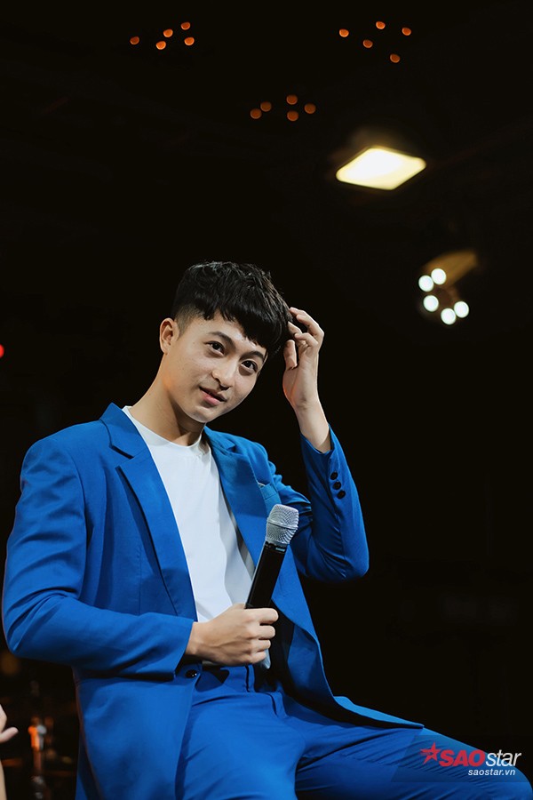 Nam diễn viên gửi lời xin lỗi vì đến buổi giao lưu trễ hơn 1 giờ đồng hồ.