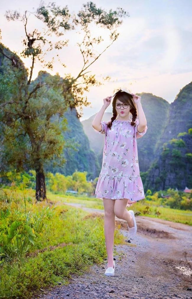 Cô được dân mạng biết đến nhờ gương mặt xinh như búp bê và phong cách trẻ trung. 