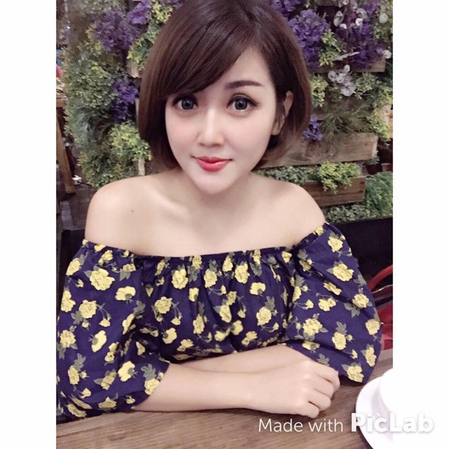 "Đi dạy, tôi thường lựa chọn trang phục lịch sự, kín đáo mà vẫn tôn được nét đẹp truyền thống của người giáo viên. Tôi chưa từng ăn vận hở hang, lố lăng đến lớp", Ly Ly từng chia sẻ. 