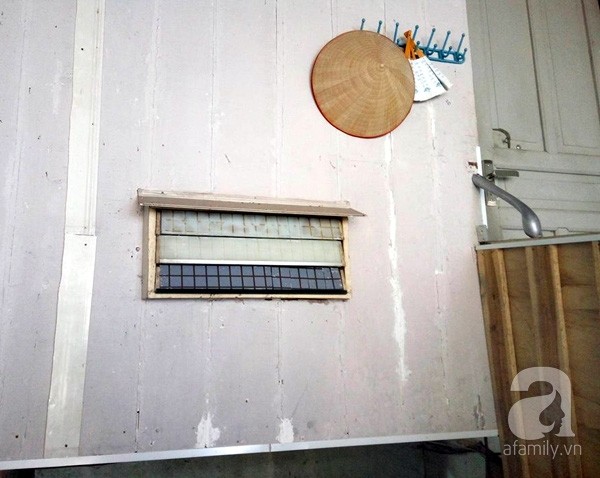 Nhà dựng tạm bợ bằng tấm nhựa trên tầng 2.