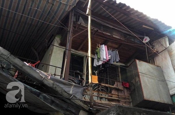 Hình ảnh tạm bợ, bệ rạc, mất an toàn của khu tập thể này nhìn từ dưới lên.