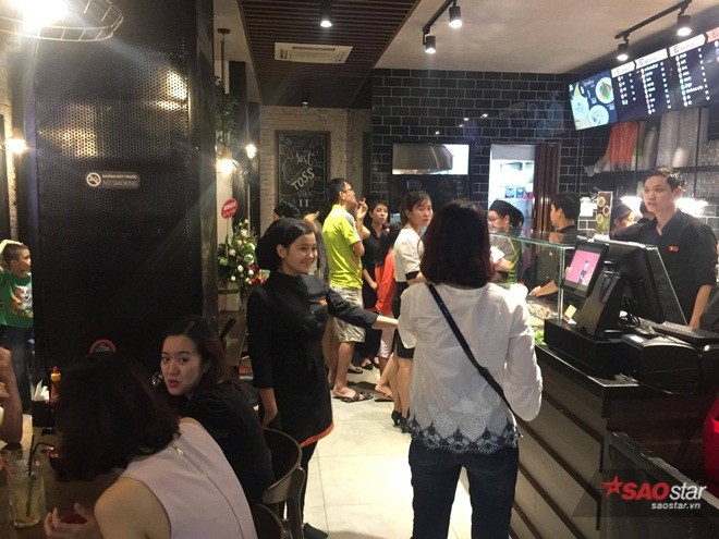 Nhà hàng mới này có không gian không quá lớn, nằm trong khu vực đông dân công sở ở Bà Triệu.