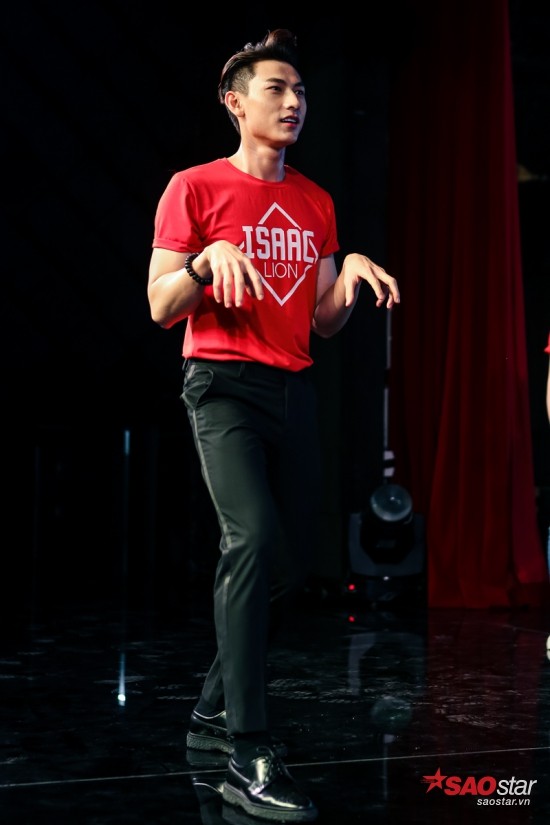 Nam ca sĩ nhắng nhít thực hiện thử thách hóa thân thành các con vật.