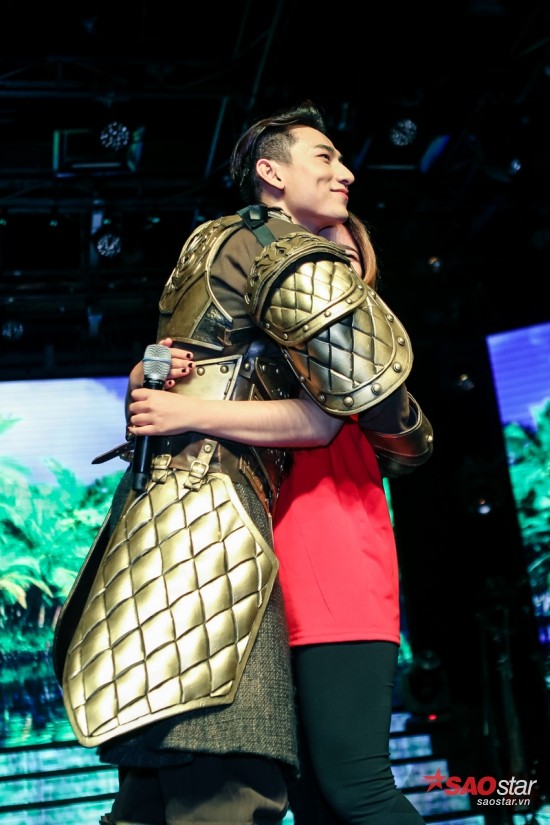 Nam ca sĩ nhiệt tình song ca bài hát Chim trắng mồ côi với một fan nữ.