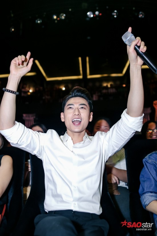 Isaac hào hứng trước món quà là phần trình diễn của các fan.