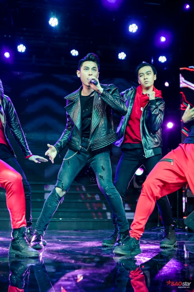 Isaac đốt cháy bầu không khí với phần trình diễn vô cùng sôi động và cuốn hút.