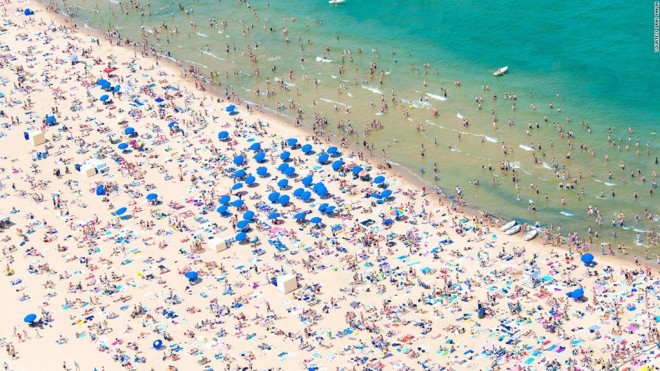 Oak Street, Chicago (Mỹ): Bãi biển của thành phố Chicago vô cùng đông đúc trong những ngày hè. “Chicago có mùa đông rất lạnh, nên trong 8 tuần của mùa hè ở đây, họ tranh thủ đi tắm biển hầu hết các dịp cuối tuần”, Malin giải thích.