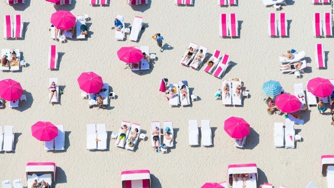 Pink Beach, Miami (Mỹ): Đây là nơi những dự án quảng bá về du lịch biển được hình thành và thử nghiệm. Pink Beach ở Miami luôn mang đến cho du khách trải nghiệm theo phong cách quý tộc nhưng cũng rất dân dã, nhiều màu sắc.