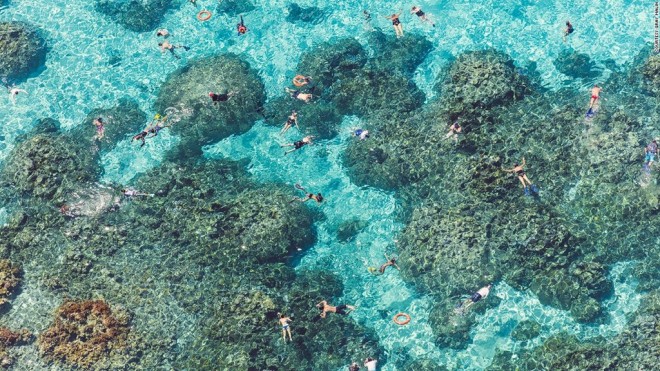 The reef ở Bora Bora (quần đảo Polynesia, Pháp): Hòn đảo xinh đẹp với rặng san hô tuyệt đẹp, nước biển trong vắt được rất nhiều du khách trên khắp thế giới yêu thích.