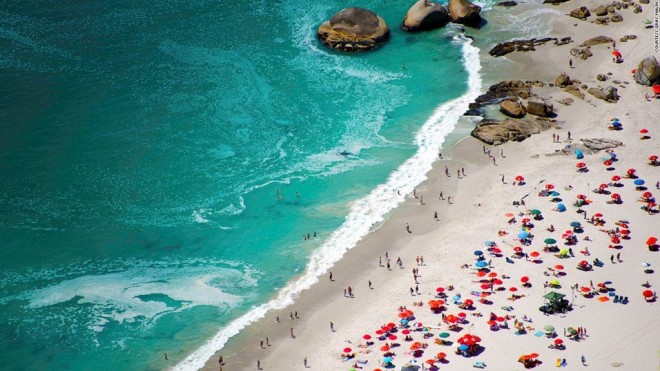 Camps Bay, Cape Town (Nam Phi): là bãi biển yêu thích nhất của Gray Malin. “Tôi đến Cape Town lần đầu vào ba năm trước, kể từ đó năm nào tôi cũng tới đấy”, vị nhiếp ảnh gia nói.