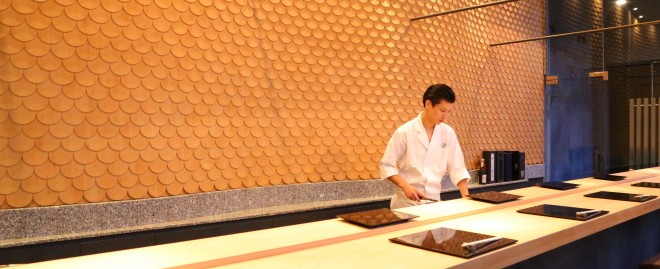 Đầu bếp trực tiếp chế biến món ăn cho khách 