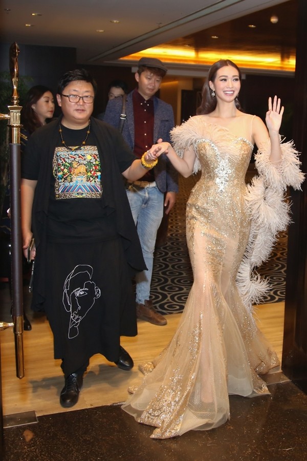 Nhà sản xuất phim Trình Nghị trang trọng dắt tay vào khán phòng.