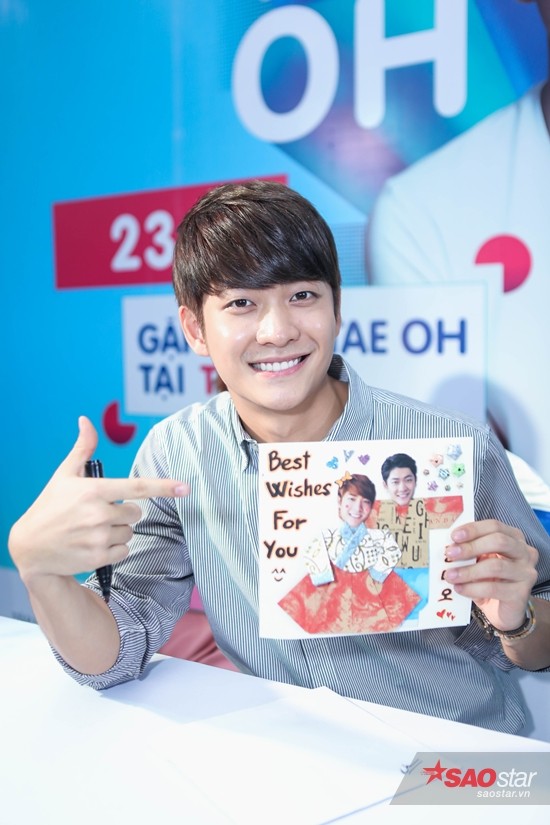 Anh chàng hào hứng khoe món quà fan tặng.