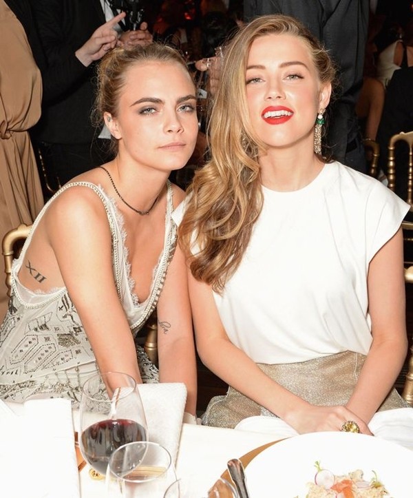 Cara Delevingne và Amber Heard nổi tiếng là hai người đẹp rất thân thiết và gắn bó.