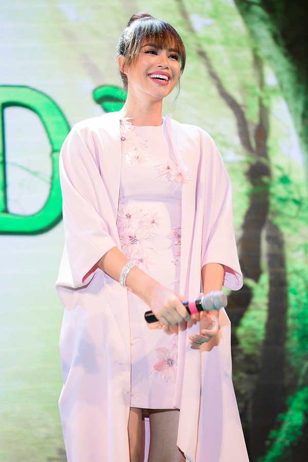 Hoa hậu Hoàn vũ Việt Nam lúc nào cũng nở nụ cười rạng rỡ.