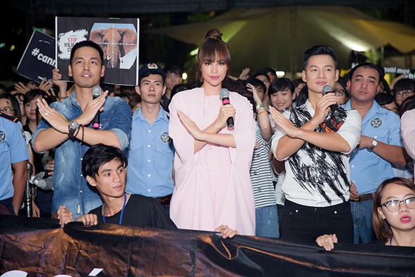 Ít ai biết, trước đó Phạm Hương đang bị ốm nặng sau đợt ghi hình chương trình thực tế ở Phú Quốc, nhưng vì rất phấn khích nên cô đã nhiệt tình nhảy múa cùng mọi người.