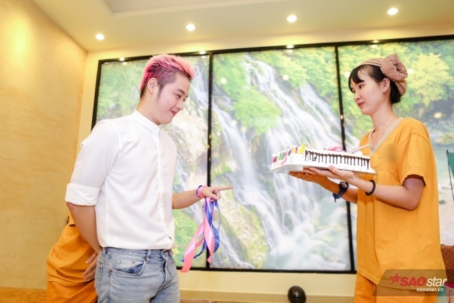 Nam ca sĩ không giấu nổi sự bất ngờ khi nhận được món quà từ người hâm mộ.