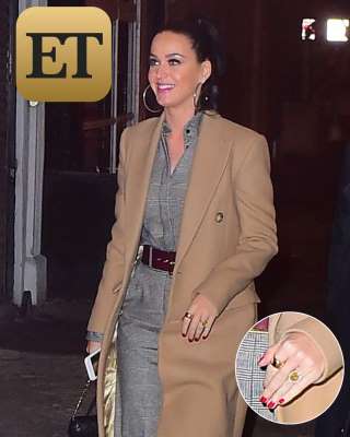 Và tâm điểm chú ý chính là chiếc nhẫn kim cương to màu vàng ngay bàn tay trái của Katy Perry.