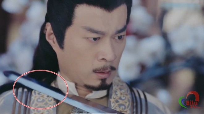 Lý Mẫn Phong trước khi kề gươm vào cổ Hà Tây Vương đã giết cận vệ của ông, tuy nhiên đây có lẽ là chiêu “giết người không thấy máu” nên lưỡi gươm mới sạch sẽ như vậy