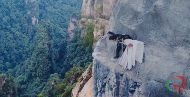 Rơi xuống độ cao như vậy nhưng cả hai vẫn an toàn đứng bên mép vực, quả thực tình yêu đã chiến thắng cả vật lý, cả trọng lực, cả logic…