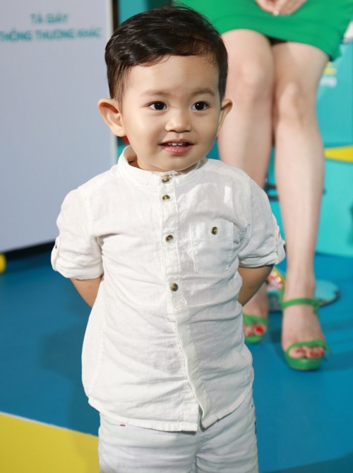 Liên tục chạy đi chạy lại vui đùa cùng các bạn.