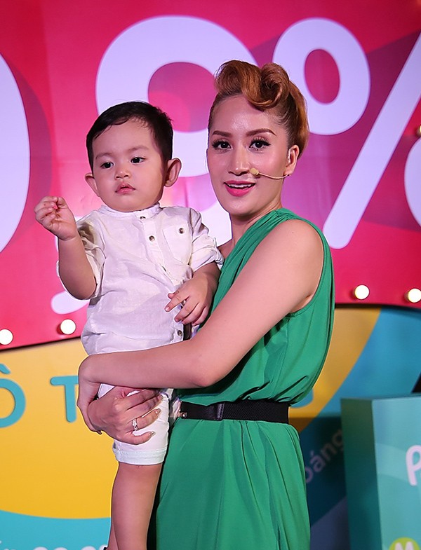 Kiện tướng dancesport bế con trai lên sân khấu giáo lưu với mọi người.