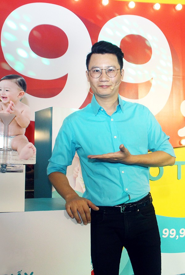 Ca sĩ Hoàng Bách.