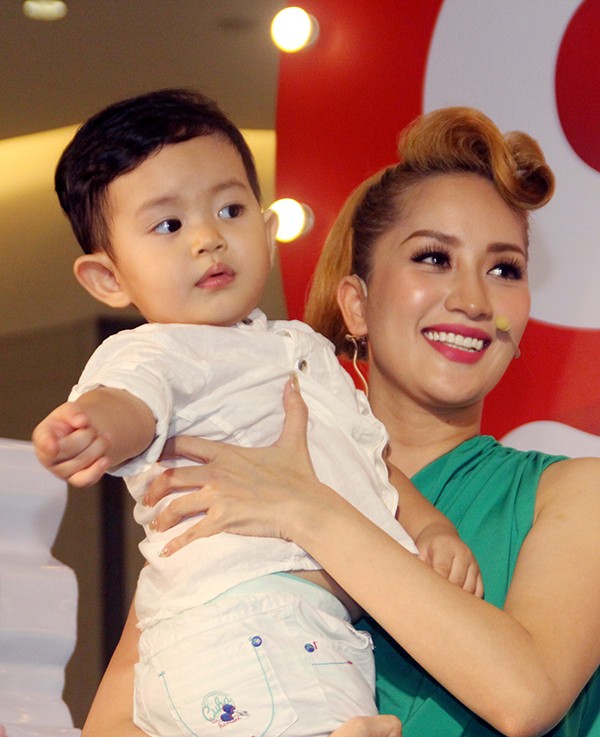 Kubi tỏ ra rất thích thú, cười đùa cùng mẹ Khánh Thi.