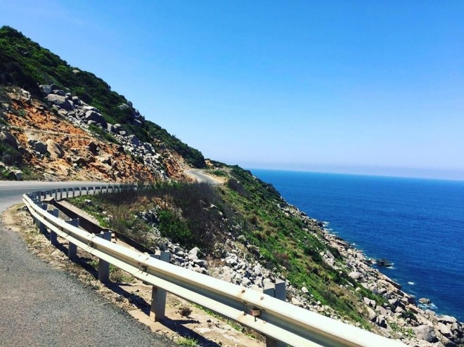 Đường về Tuy Hòa. Cung đường biển ở Phú Yên đẹp không kém cung đường ở Quy Nhơn và Bàu Trắng.