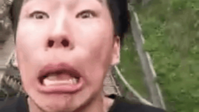 Dù bạn có khuôn mặt nam thần, thánh nữ đến mức nào thì khi chơi tàu lượn cũng sẽ ra biểu cảm khó đỡ này thôi Ảnh 2