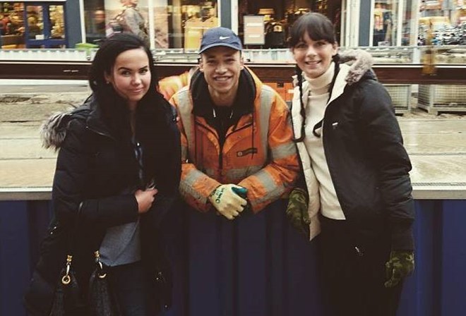 Vài tuần trước, khi Nicky Libert (26 tuổi) đang làm việc trên đường phố Amsterdam (Hà Lan), một nhóm nữ sinh đến từ London bỗng tiến lại gần anh. Họ ngỏ ý xin chụp ảnh chung vì bị thu hút bởi diện mạo điển trai của nam công nhân. Ảnh: Instagram xchrissygrace.