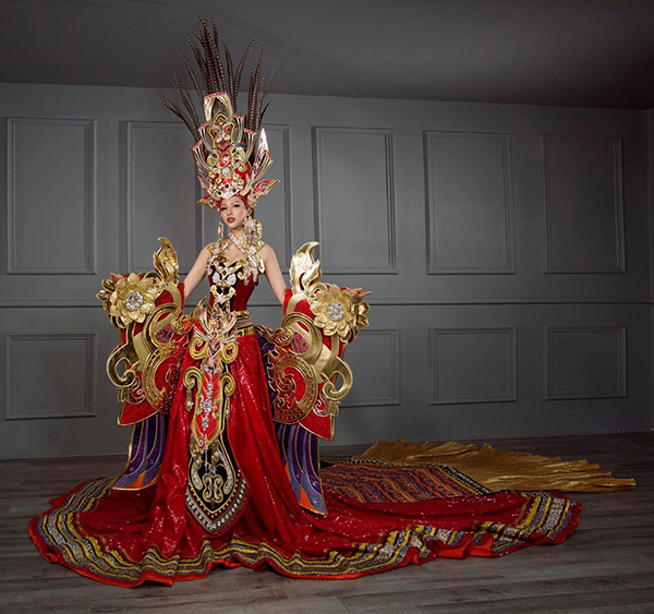 Trước đó, Khả Trang cũng gây xôn xao với bộ trang phục truyền thống rối mắt nặng 44 kg.