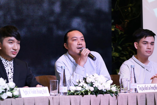 Đạo diễn Cao Trung Hiếu chia sẻ về live concert tại Hà Nội. Bên phải là nam ca sĩ Nguyễn Trần Trung Quân - một thành viên của dự án.