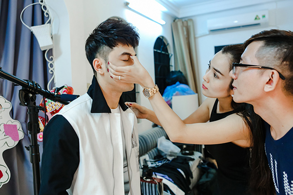 Cô còn tự tay trang điểm cho chồng để chuẩn bị cho buổi chụp hình.