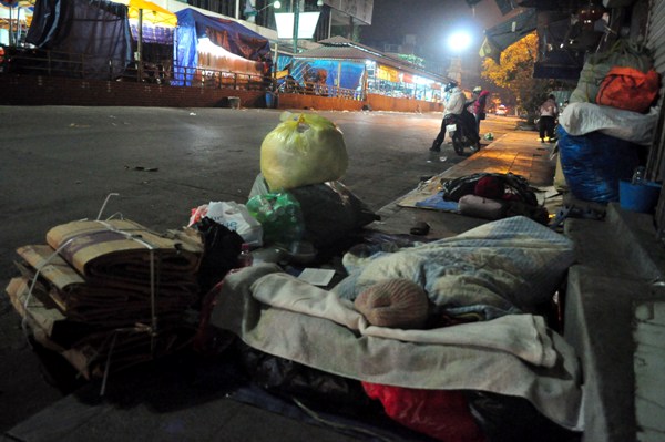 Cảnh đời không nhà cửa trong đêm đông giá lạnh.