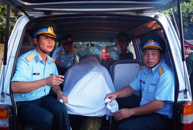 sáng 18/6, tàu BP-06.19.01 đưa thi thể thượng tá phi công Trần Quang Khải về đất liền an toàn trong sự đau xót, tiếc thương của đồng đội, thân nhân và nhiều người dân.