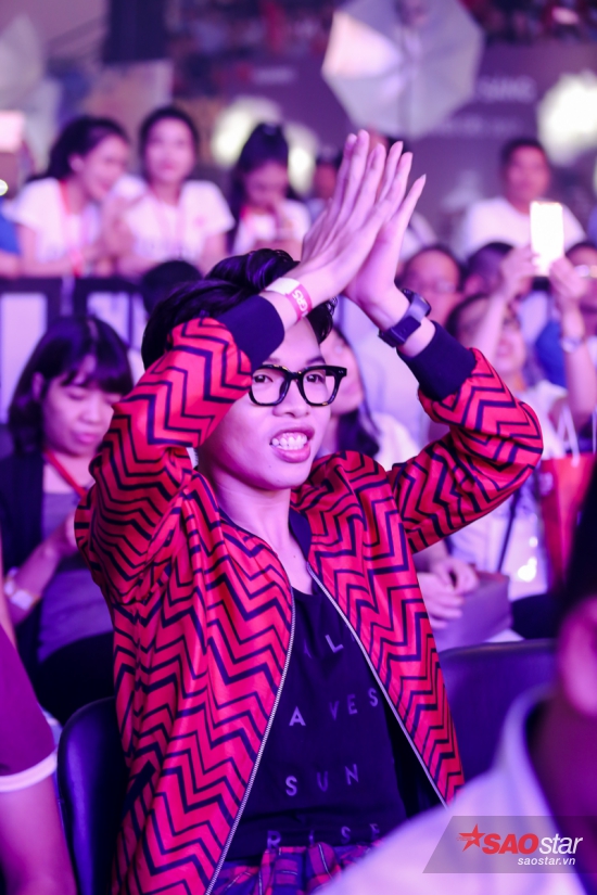 Đức Phúc nhiệt tình cổ vũ "cô giáo" của mình.