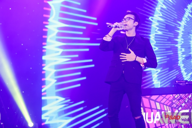 Nam ca sĩ điển trai mang tới chương trình ba bài hát Và thế là hết, Daydreams và Phía sau một cô gái.